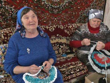 Волинські бабусі-волонтерки плетуть килимки для військових. ВІДЕО