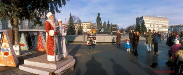 Показали головну ялинку Луцька у різні роки