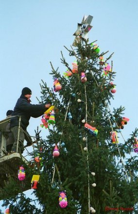 Показали головну ялинку Луцька у різні роки