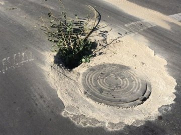 Провалля на дорозі Ковеля встигли «озеленити». ВІДЕО