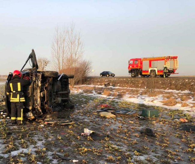 На Волині злетів у кювет вантажний бус. ФОТО