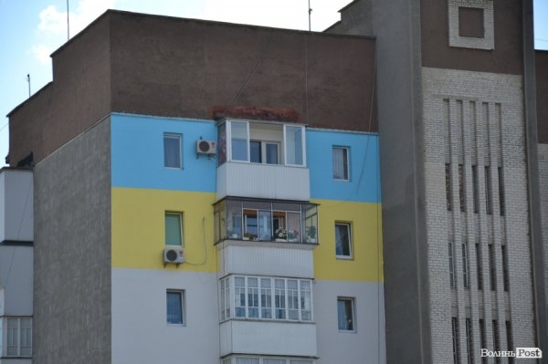 Волинь синьо-жовта: у Ковелі розфарбовують навіть балкони. ФОТО