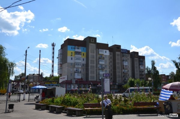 Волинь синьо-жовта: у Ковелі розфарбовують навіть балкони. ФОТО