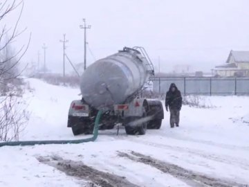 Мешканці мікрорайону Луцька потерпають від смороду через злив нечистот. ВІДЕО