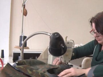 У Луцьку в театрі шиють спорядження для захисників. ВІДЕО