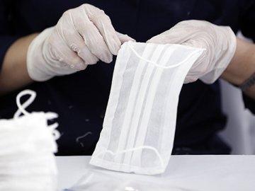 Уряд вирішив не запроваджувати контроль за утилізацією масок та рукавичок