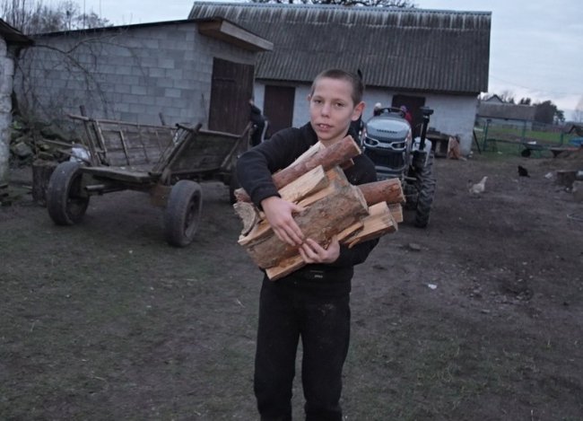 Пенсіонерка з Волині взяла під опіку шістьох дітей безвісти зниклого зятя