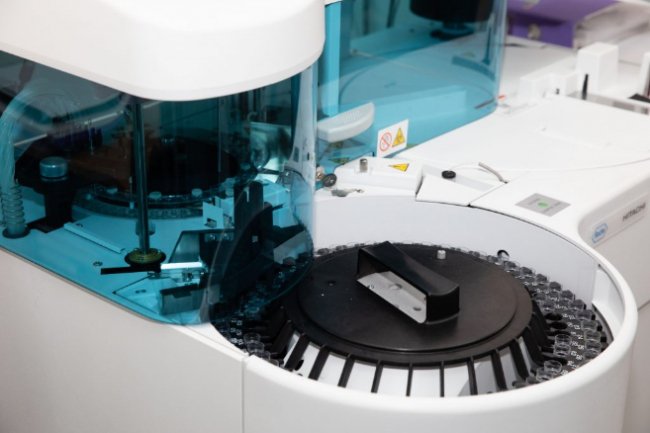 Якість світового рівня: українські лікарі розповіли про ІФА-тести, які привіз Фонд Порошенка