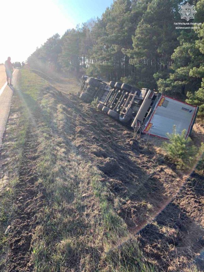 На Волині фура злетіла в кювет і перекинулася