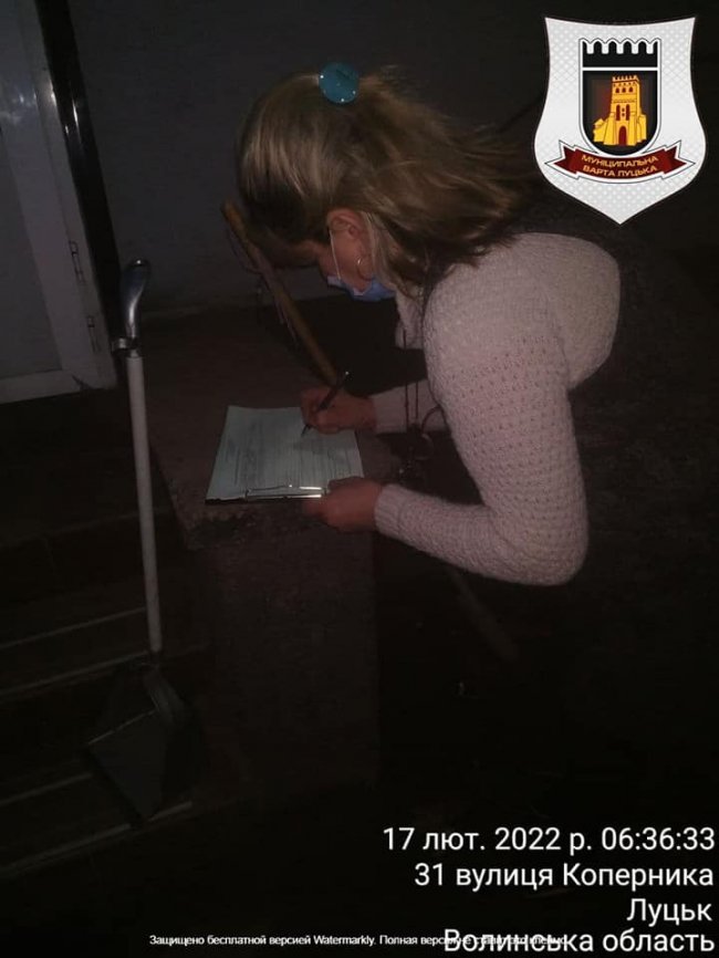 Магазин у центрі Луцька продавав вночі алкоголь. ФОТО