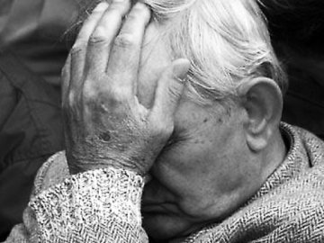 Вихопив з рук гроші і втік: у Луцьку на зупинці пограбували 73-річного пенсіонера
