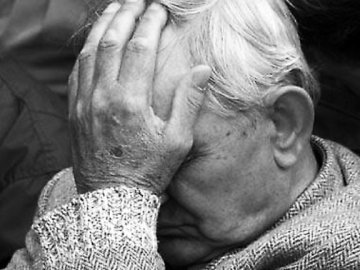 Вихопив з рук гроші і втік: у Луцьку на зупинці пограбували 73-річного пенсіонера