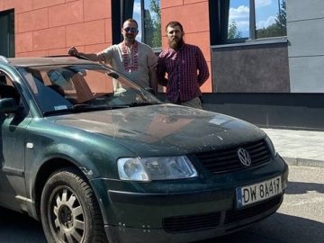 Поляк приїхав до Луцька, щоб передати авто для військових