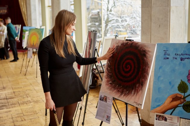 У Луцьку відкрили виставку картин жінок, які втратили коханих на війні