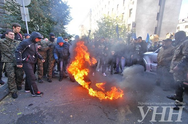 Під Адміністрацією Президента - зіткнення і палаючі шини. ФОТО. ВІДЕО