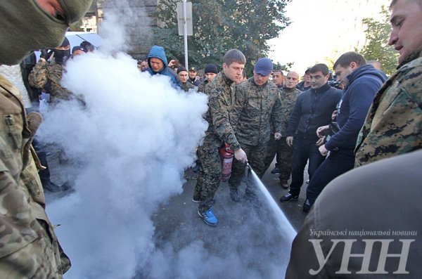Під Адміністрацією Президента - зіткнення і палаючі шини. ФОТО. ВІДЕО