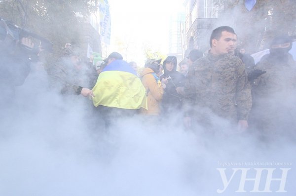 Під Адміністрацією Президента - зіткнення і палаючі шини. ФОТО. ВІДЕО
