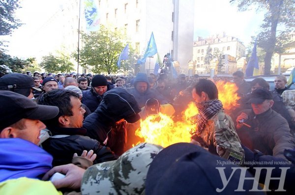 Під Адміністрацією Президента - зіткнення і палаючі шини. ФОТО. ВІДЕО