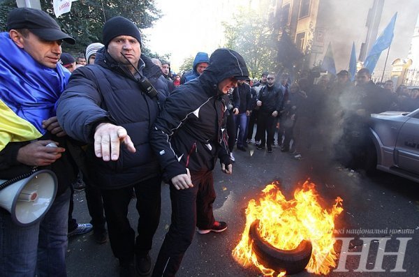 Під Адміністрацією Президента - зіткнення і палаючі шини. ФОТО. ВІДЕО