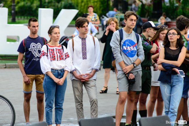 Людей було мало, але прийшли патріоти: у Луцьку відбулася акція «Мова об'єднує». ФОТО