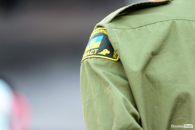 Людей було мало, але прийшли патріоти: у Луцьку відбулася акція «Мова об'єднує». ФОТО