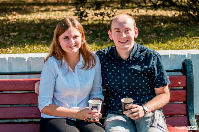 Усміхнені лучани в день народження смайлика. ФОТО