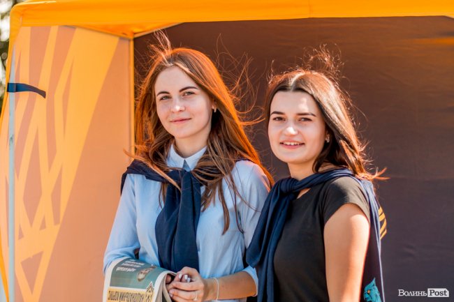 Усміхнені лучани в день народження смайлика. ФОТО