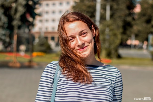 Усміхнені лучани в день народження смайлика. ФОТО