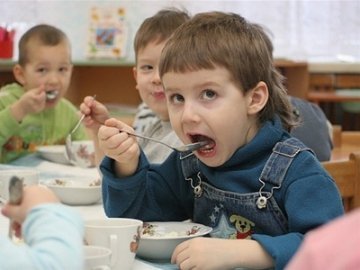 На Волині обіцяють годувати школярів у «чорнобильських» районах