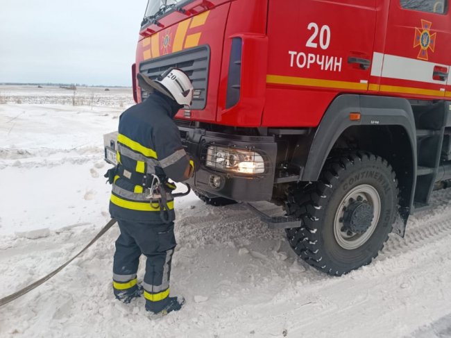 На Волині у сніговому заметі  застрягла «швидка». ФОТО