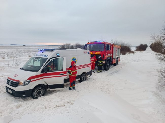 На Волині у сніговому заметі  застрягла «швидка». ФОТО