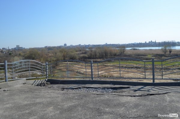 На оглядовому майданчику «Панорама Луцька» «зліз» асфальт. ФОТО 