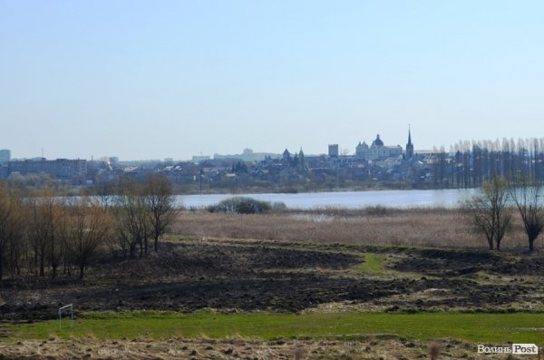 На оглядовому майданчику «Панорама Луцька» «зліз» асфальт. ФОТО 