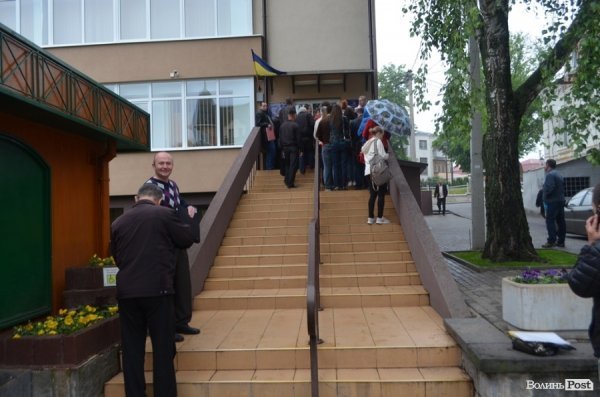 Луцькі підприємці змушені з ночі займати черги, аби потрапити у ЦНАП. ФОТО