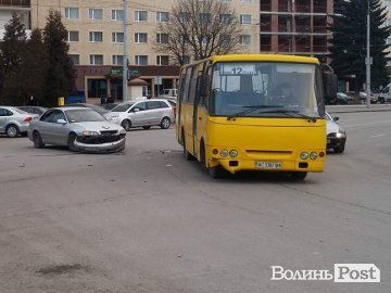 Ранкова аварія в Луцьку: маршрутка не розминулася з легковиком. ФОТО