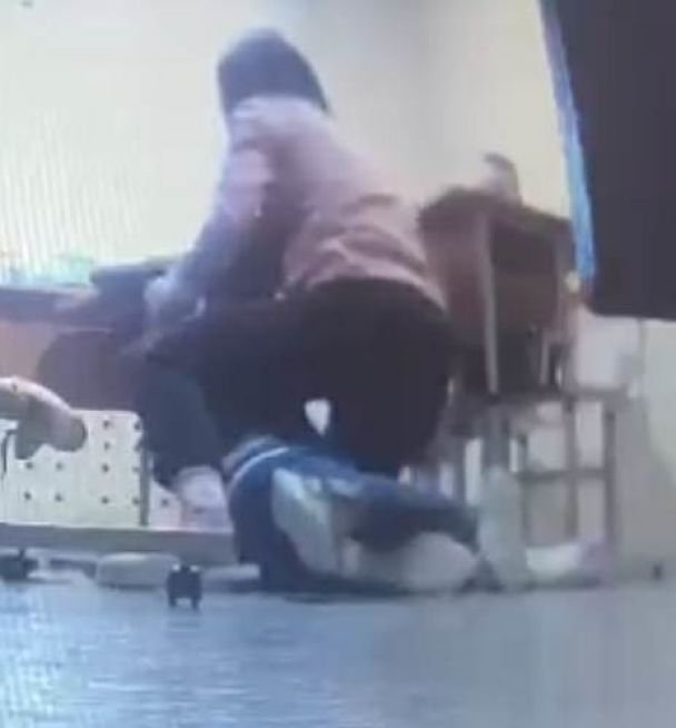 Обмотували скотчем і наступали на руки: у дитсадку Києва катували малюків. ВІДЕО