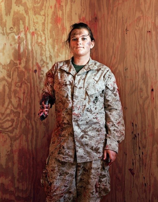 Штатська Кріста Гельян в ролі пораненої в результаті спрацьовування саморобного вибухового пристрою, Повітряно-наземний бойової центр корпусу морської піхоти, Ваді-аль-Сахара, Каліфорнія, 2008 рік