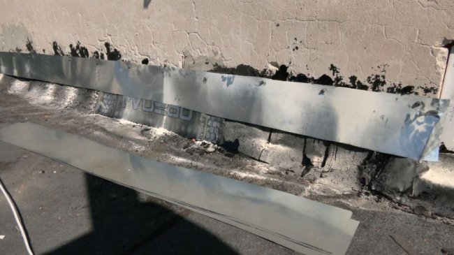 У будинку в Луцьку мешканці самотужки латають дірявий дах. ФОТО. ВІДЕО