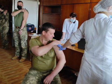 Луцькі льотчики вакцинувалися від коронавірусу. ФОТО