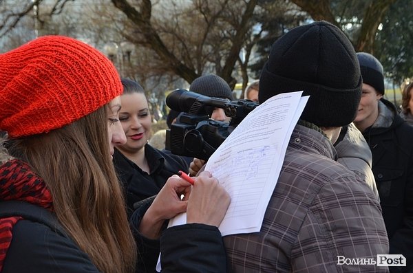 Луцькі журналісти вийшли на акцію протесту. ФОТО