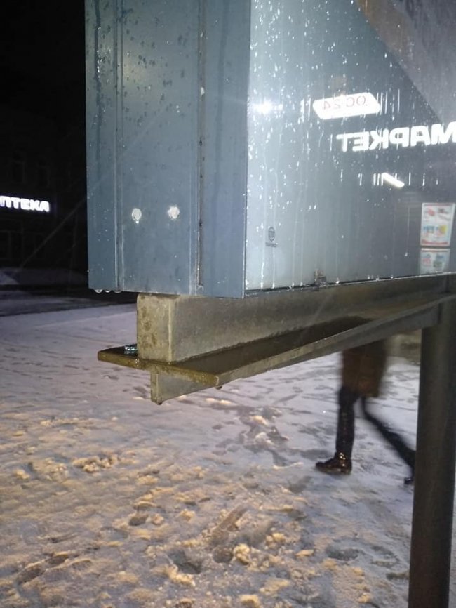 Люди розсікають голови: ковельчани нарікають на рекламний щит біля магазину. ФОТО