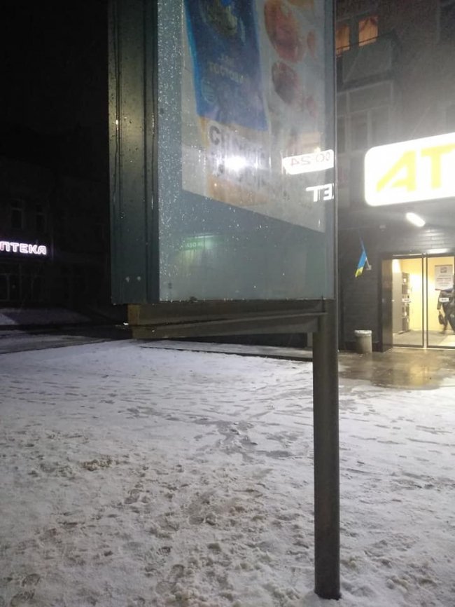 Люди розсікають голови: ковельчани нарікають на рекламний щит біля магазину. ФОТО
