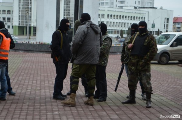 Волинську облраду «охороняють» люди з рушницями. ФОТО