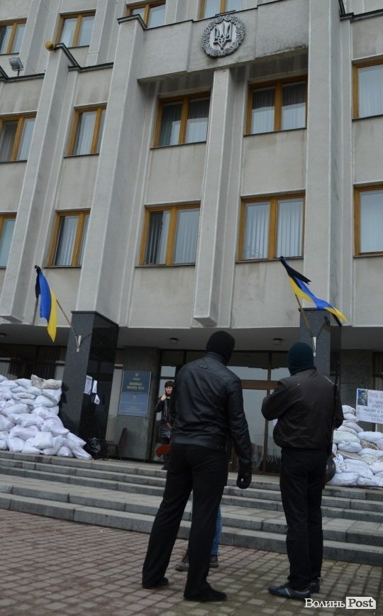 Волинську облраду «охороняють» люди з рушницями. ФОТО