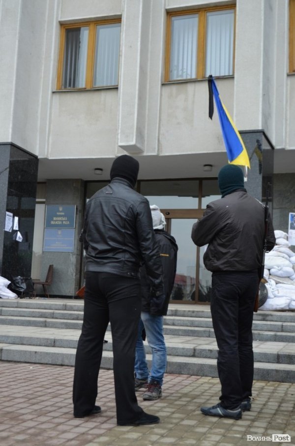 Волинську облраду «охороняють» люди з рушницями. ФОТО