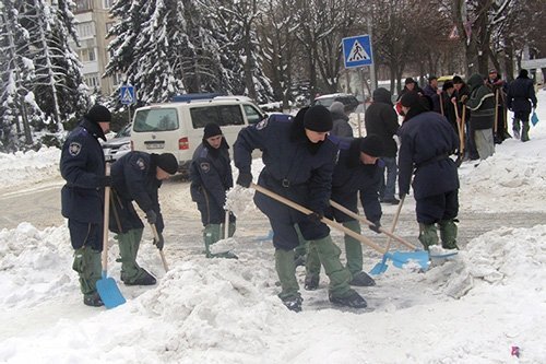 Дороги Луцька від снігу розчищала армія