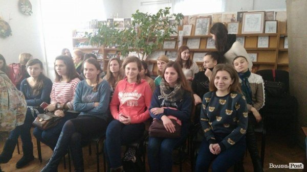 Воїни та янголи: волинський айдарівець презентував виставку картин