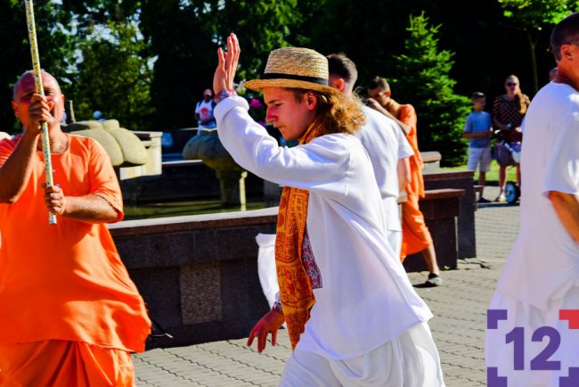 У Луцьку ходили крішнаїти: хто вони і що проповідують. ФОТОРЕПОРТАЖ