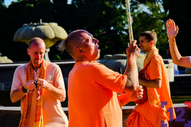 У Луцьку ходили крішнаїти: хто вони і що проповідують. ФОТОРЕПОРТАЖ