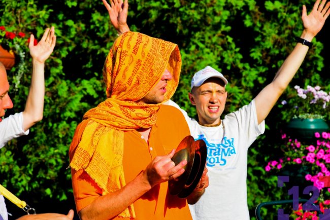 У Луцьку ходили крішнаїти: хто вони і що проповідують. ФОТОРЕПОРТАЖ